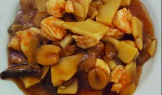 Gamberi con bambu e funghi