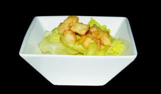 Insalata con pollo fritto